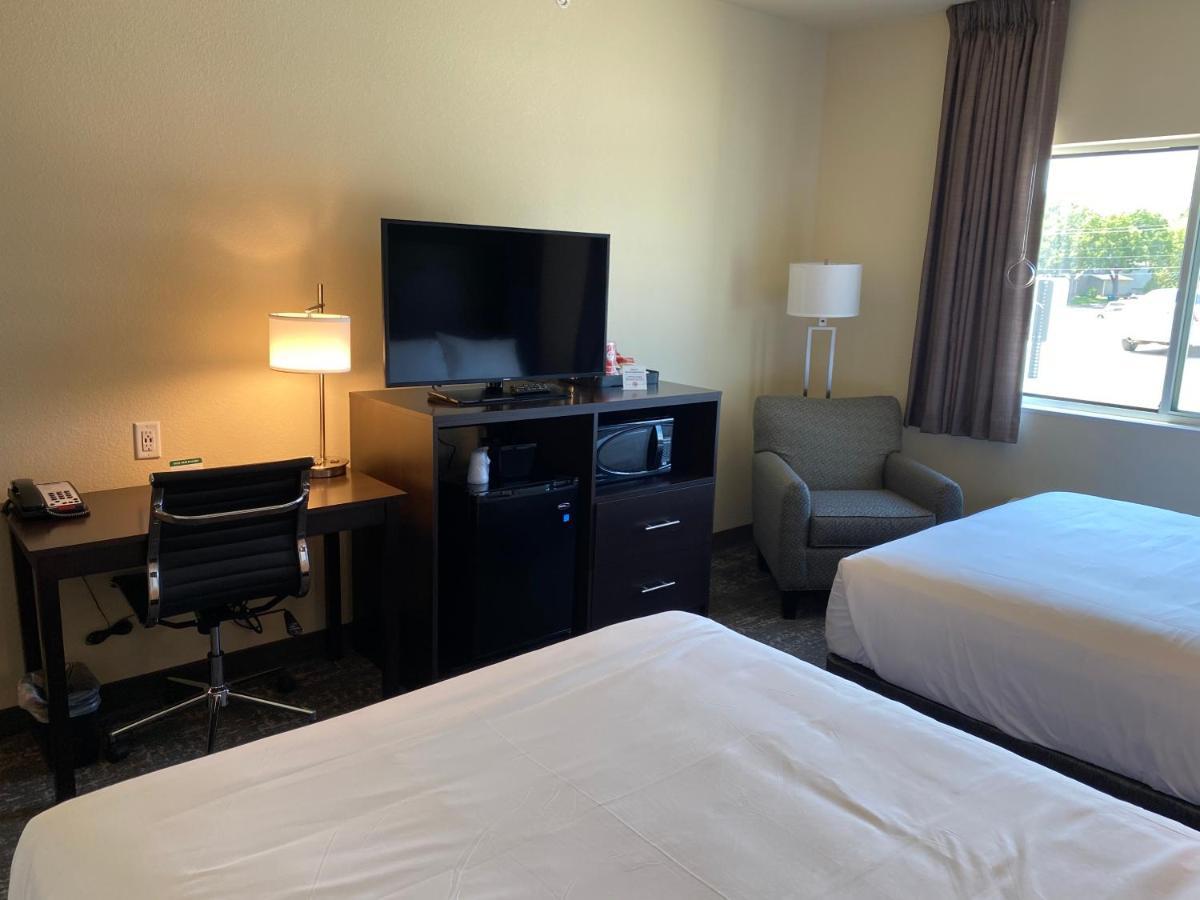 Cobblestone Inn & Suites - Forest City Bagian luar foto