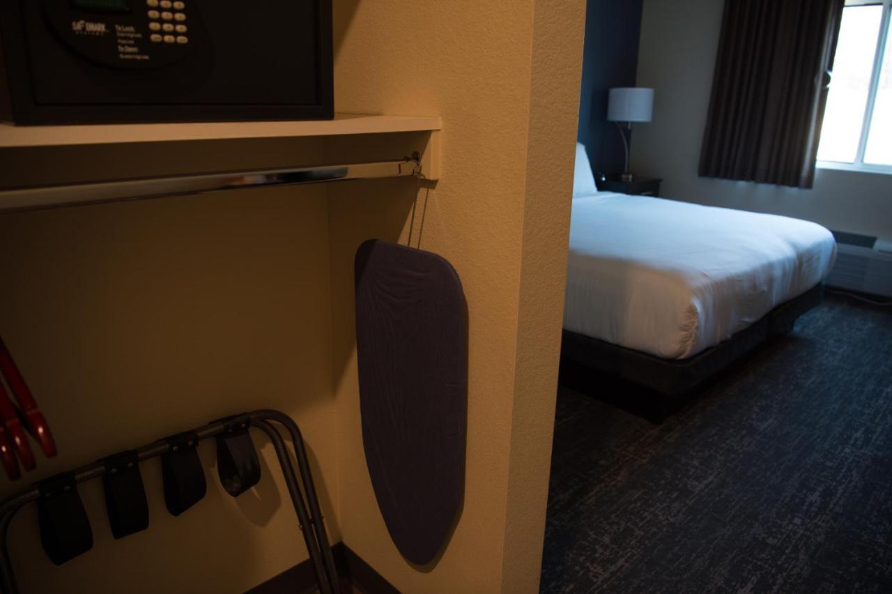 Cobblestone Inn & Suites - Forest City Bagian luar foto