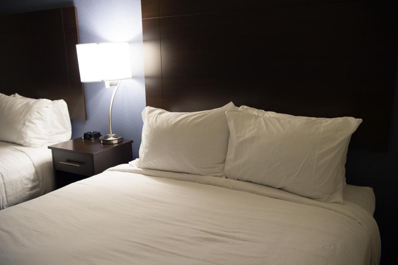 Cobblestone Inn & Suites - Forest City Bagian luar foto